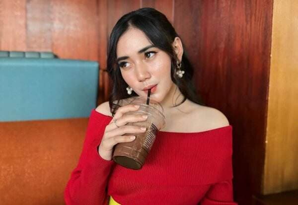 Potret Dara Ayu Tampil Berwarna dengan Baju Sabrina, Tampilannya Bikin Gemas