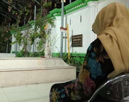 Masa Tenang, Mundjidah Ziarah ke Makam Ayahnya Kiai Wahab Chasbullah di Tambakberas Jombang