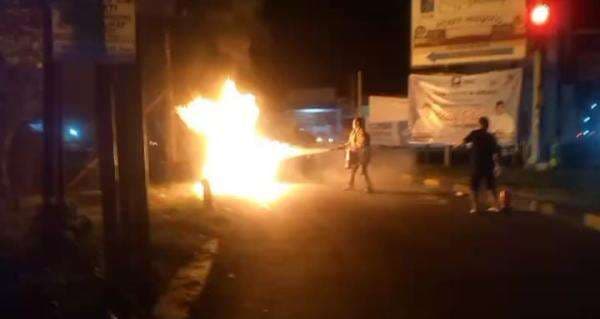 Bentor Mendadak Terbakar saat Melaju di Jombang, Damkar Langsung Turun Tangan! Bentor Mendadak Terbakar saat Melaju di Jombang, Damkar Langsung Turun Tangan!