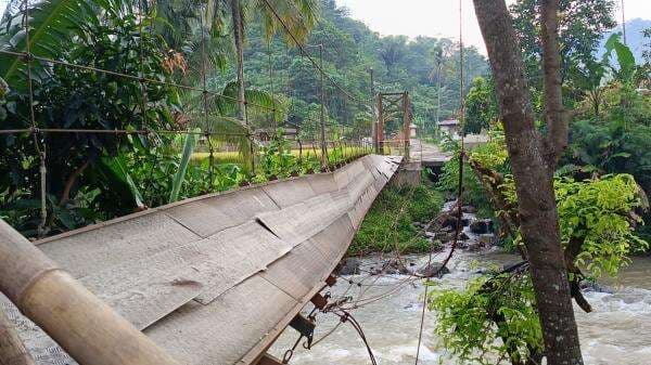 Kawat Seling Jembatan Gantung di Campaka Putus, 3 Pelajar Jatuh Ke Sungai