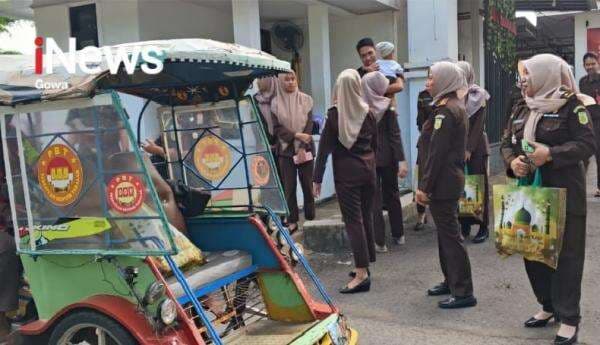Ramai-ramai Jaksa di Takalar Bagi-bagi Bingkisan Lebaran ke Sopir Bentor Ramai-ramai Jaksa di Takalar Bagi-bagi Bingkisan Lebaran ke Sopir Bentor