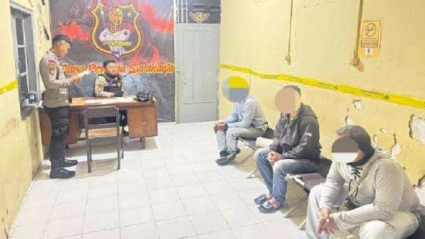 Tangkap 4 Debt Collector yang Rusak Mobil di Polsek Bukit Raya, Polisi Minta 7 Lainnya Menyerah Tangkap 4 Debt Collector yang Rusak Mobil di Polsek Bukit Raya, Polisi Minta 7 Lainnya Menyerah