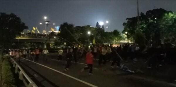 Demo RUU Pilkada, Pelajar STM Bawa Bambu Merangsek Masuk Tol Dalam Kota Depan Gedung DPR