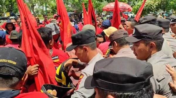 Demo di Depan Disnaker Indramayu, Buruh Migas dan Polisi Saling Dorong