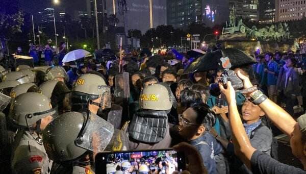 Demo Tolak PPN 12 Ricuh, Mahasiswa dan Polisi Baku Hantam di Patung Kuda