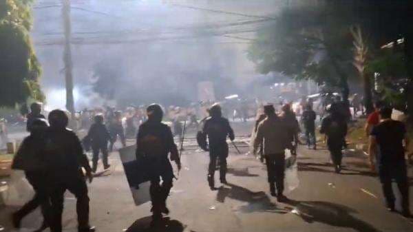 Demo Tolak Revisi UU TNI di Karawang Ricuh, Polisi Lontarkan Gas Air Mata Demo Tolak Revisi UU TNI di Karawang Ricuh, Polisi Lontarkan Gas Air Mata