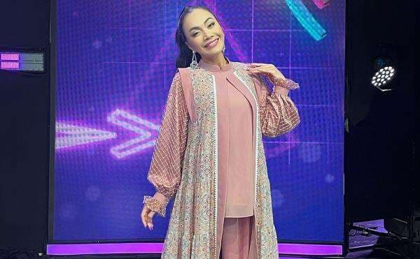 Denada Jalani Oplas di Korea, Rela Tak Belanja demi Wajah Lebih Kencang Denada Jalani Oplas di Korea, Rela Tak Belanja demi Wajah Lebih Kencang