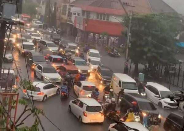 Diguyur Hujan Deras, Kota Semarang Dikepung Banjir dan Macet