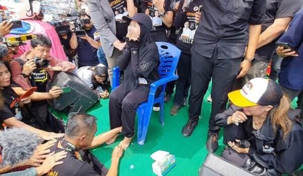 Dharma-Kun Wardana Basuh dan Cium Kaki Emak-Emak di Kampanye Akbar, Simbol Petugas Rakyat