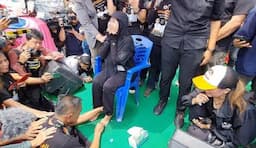 Dharma-Kun Wardana Basuh dan Cium Kaki Emak-Emak di Kampanye Akbar, Simbol Petugas Rakyat