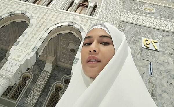 Cantiknya Dian Sastrowardoyo Berhijab saat Umrah, Netizen: Bidadari Surga