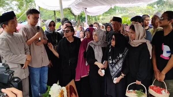 Ezra Eks HIVI Ungkap Perilaku Dina Mariana Sebelum Meninggal Dunia Ezra Eks HIVI Ungkap Perilaku Dina Mariana Sebelum Meninggal Dunia