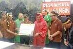 Diwarnai Hujan, Sandiaga Uno Serahkan Anugerah Desa Wisata Indonesia pada Desa Balleangin Pangkep