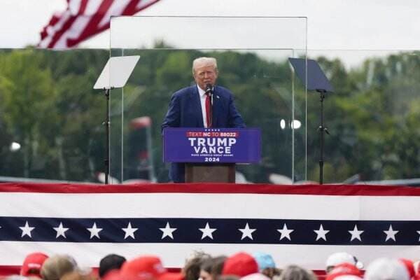 Usai Tragedi Penembakan, Donald Trump Pidato di Balik Kaca Anti Peluru pada Kampanye Terbuka Pertamanya