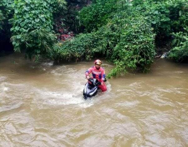 Duh! Pemotor <i>Nyemplung</i> ke Sungai di Cilebut Bogor