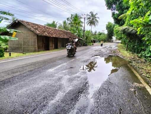 Hati-hati! Jalan Berlubang di Jalan Nasional III Ruas Simpang - Bayah, Bahaya Mengintai