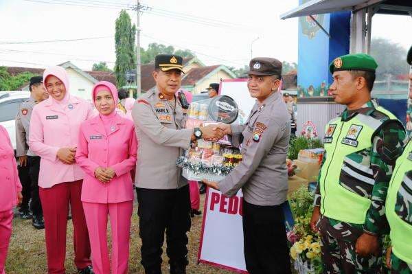 Petugas Jaga Nataru di Jombang Dapat Kejutan Tak Terduga, Waka Polres Datang Berikan Pemicu Semangat