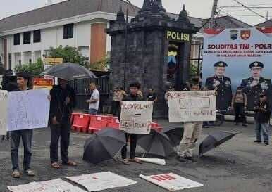 Aksi Kamisan Desak Pemecatan Kapolrestabes Semarang di Depan Mapolda Jateng