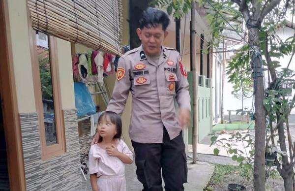 Seorang Anak Perempuan Tersesat di Alun-alun Pemalang, Polisi Antar Pulang ke Rumah Orang Tuanya Seorang Anak Perempuan Tersesat di Alun-alun Pemalang, Polisi Antar Pulang ke Rumah Orang Tuanya