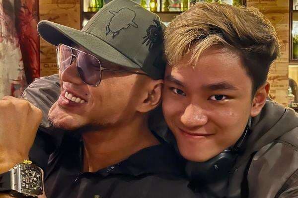 Sudah Mualaf, Deddy Corbuzier Tetap Temani Azka Rayakan Natal Sudah Mualaf, Deddy Corbuzier Tetap Temani Azka Rayakan Natal