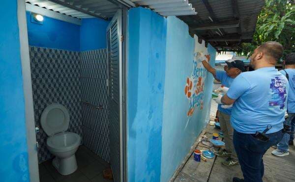 Toilet Sehat, Kado HUT Pelindo Marine untuk Kampung Seng Tangguh