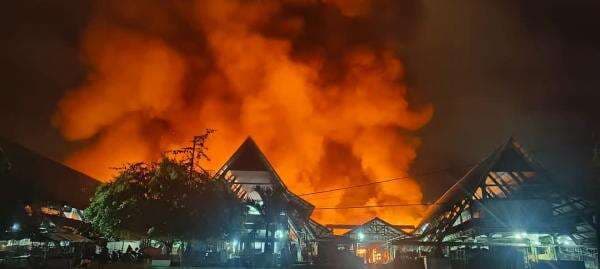 Kebakaran Hebat Melanda Pasar Baru Sentani, Ratusan Kios Hangus Terbakar