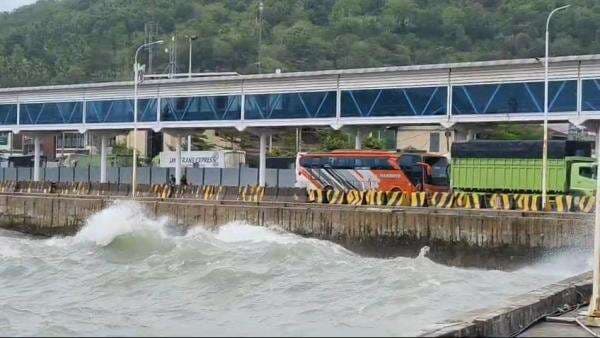 Cuaca Buruk Kembali Landa Pelabuhan Merak, Penumpang Was-was untuk Menyeberang