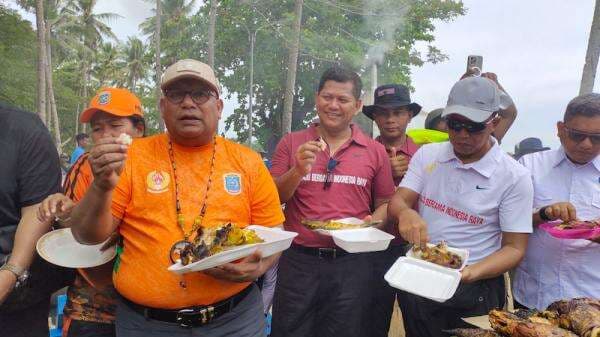 Festival Gemarikan 2024: Pj Gubernur Papua Barat Daya Bersama Warga Nikmati Ikan Bakar di Raja Ampat