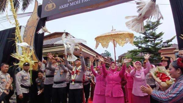 Farewell Parade Kapolres Tasikmalaya Kota dari AKBP Joko Sulistiono ke AKBP M Faruk Rozi