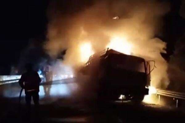 Truk Fuso Ludes Terbakar di Tol Trans Bakter, Lalin Macet Parah Truk Fuso Ludes Terbakar di Tol Trans Bakter, Lalin Macet Parah