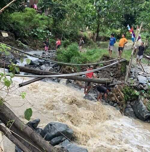 Diterjang Banjir, Jalan Penghubung 3 Desa di Kalumpang Lumpuh Total