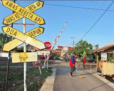 PT. KAI Daop 3 Cirebon dan BTP Jawa Barat Pantau Perlintasan Sebidang untuk Keselamatan