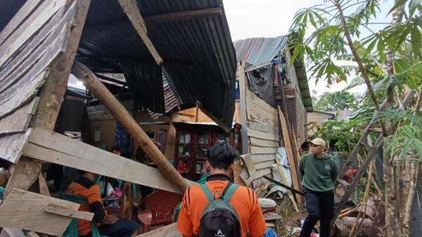 Bencana Angin Kencang Landa Desa Mammi, Polewali Mandar: Satu Rumah Rusak Akibat Pohon Tumbang Bencana Angin Kencang Landa Desa Mammi, Polewali Mandar: Satu Rumah Rusak Akibat Pohon Tumbang