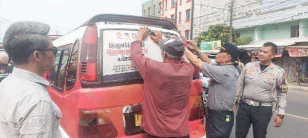 Bawaslu Tertibkan Stiker Branding Calon Bupati dan Wakil Bupati Purwakarta di Angkutan Umum