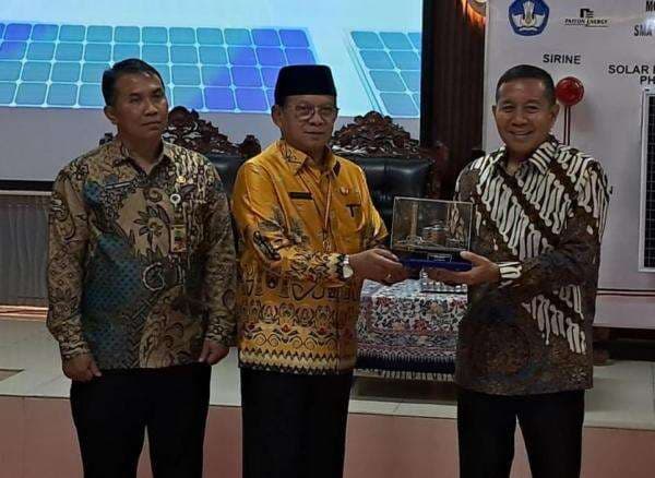 Guna Mendukung Energy Terbarukan, PT Paiton Energy Pasang PLTS Atap di Sejumlah Sekolah