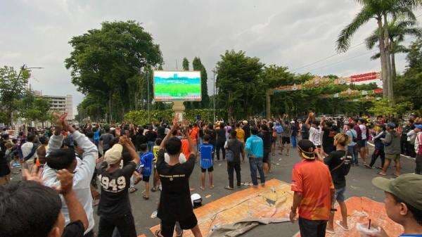 Euforia Ratusan Suporter di Alun-Alun, Merayakan Kelolosan Persibo ke 8 Besar