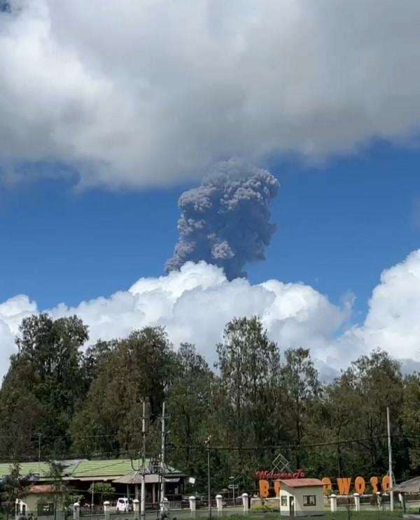 Gunung Raung Alami Erupsi, Ketinggian Asap 2000 Meter