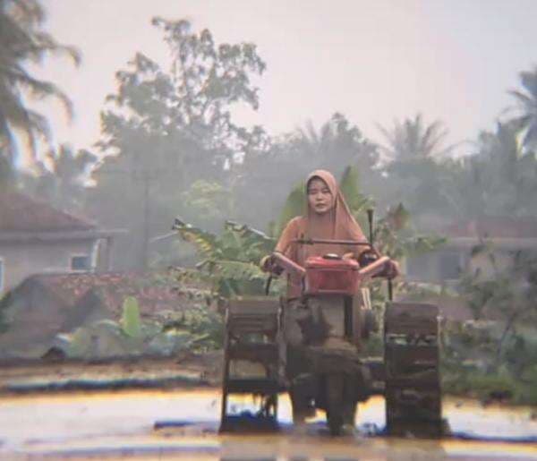 Foto Anggita Sari, Wanita Cantik Asal Pesawaran Viral di TikTok karena Aksi Membajak Sawah"l