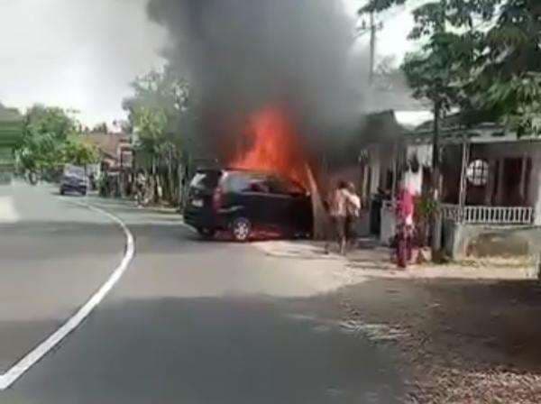 Kecelakaan Adu Banteng, Sebuah Mobil dan Motor  Hangus Terbakar