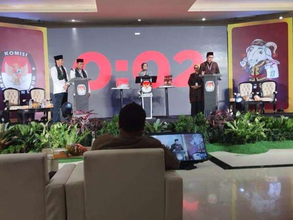 2 Paslon Saling Adu Gagasan pada Debat Perdana Pilkada Purworejo