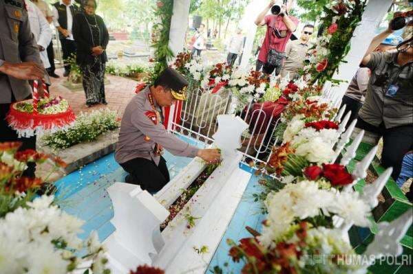Kapolri Ziarah ke Makam Marsinah di Nganjuk, Resmikan Groundbreaking Museum Buruh Kapolri Ziarah ke Makam Marsinah di Nganjuk, Resmikan Groundbreaking Museum Buruh