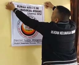 Rasis! Aksi Viral Ormas Pasang Poster Lisensi Rumah Makan Padang yang Asli Orang Minang