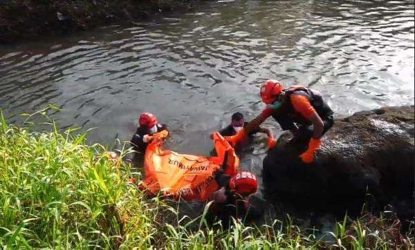 Sesosok Mayat Laki-Laki Tanpa Identitas Ditemukan Mengapung di Sungai Bondoyudo Sesosok Mayat Laki-Laki Tanpa Identitas Ditemukan Mengapung di Sungai Bondoyudo