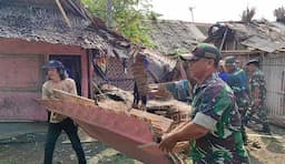 Puing-Puing Rumah Terdampak Puting Beliung di Pangandaran Dievakuasi Tim Gabungan