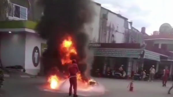 Kebakaran Hebat Hanguskan Sepeda Motor Usai Isi BBM di SPBU Talasalapang Makassar Kebakaran Hebat Hanguskan Sepeda Motor Usai Isi BBM di SPBU Talasalapang Makassar