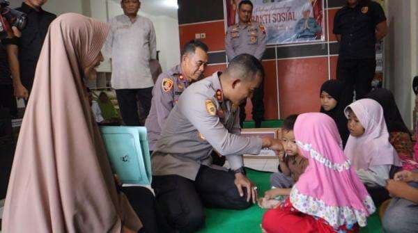Kapolres Pemalang Berbagi Kebahagiaan dengan Anak Yatim Piatu Panti Asuhan di Bulan Ramadhan Kapolres Pemalang Berbagi Kebahagiaan dengan Anak Yatim Piatu Panti Asuhan di Bulan Ramadhan