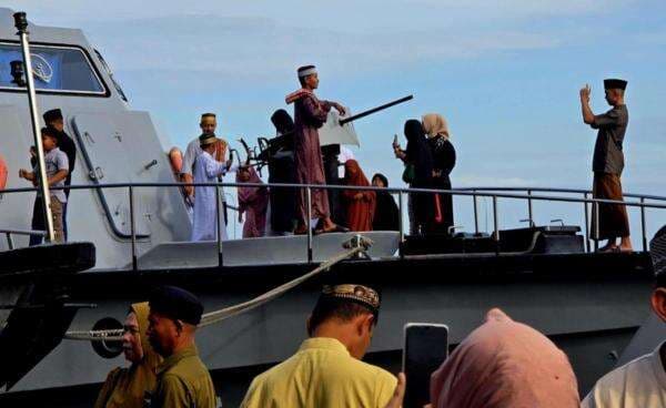 Kapal Perang Jadi Spot Swafoto Usai Shalat Idul Fitri di Lantamal VI Makassar Kapal Perang Jadi Spot Swafoto Usai Shalat Idul Fitri di Lantamal VI Makassar