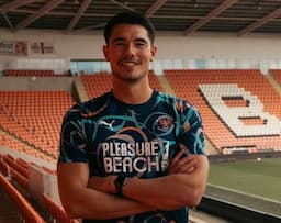 Elkan Baggott Cetak Assist, Blackpool FC Hajar Lincoln City 2-0 di Liga 3 Inggris 2024-2025