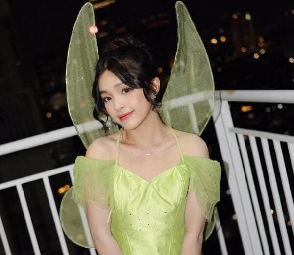 Potret Eca Aura <i>Cosplay</i> Jadi Tinkerbell, Tampilan Gemasnya Bikin Salfok!