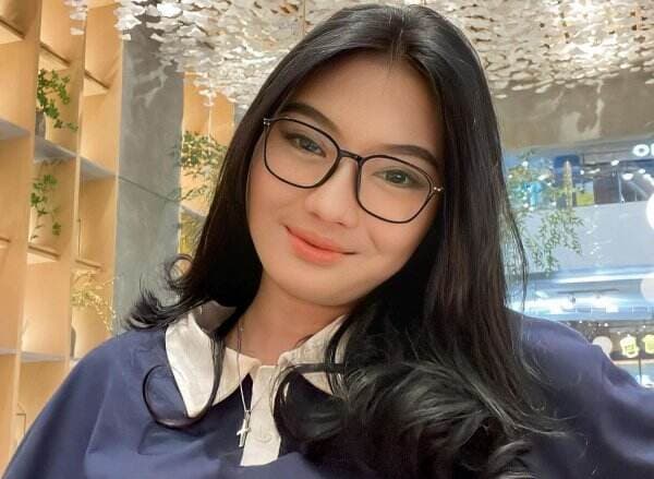 5 Tampilan Erika Putri, Selebgram Viral yang Bikin Konten Prank Driver Ojol 5 Tampilan Erika Putri, Selebgram Viral yang Bikin Konten Prank Driver Ojol